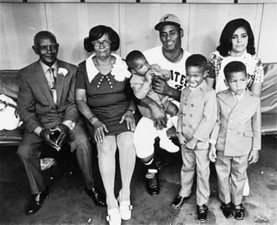 Roberto Clemente's son visits CT exhibit honoring his father