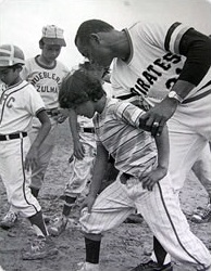 clemente baseball roberto beyond rico puerto museo clinics sponsored arte courtesy children